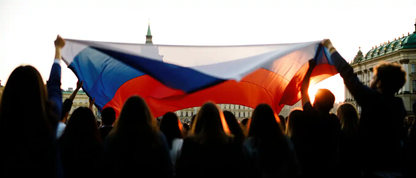 Иностранные участники фестиваля в Екатеринбурге помогли развернуть гигантское триколорное полотно