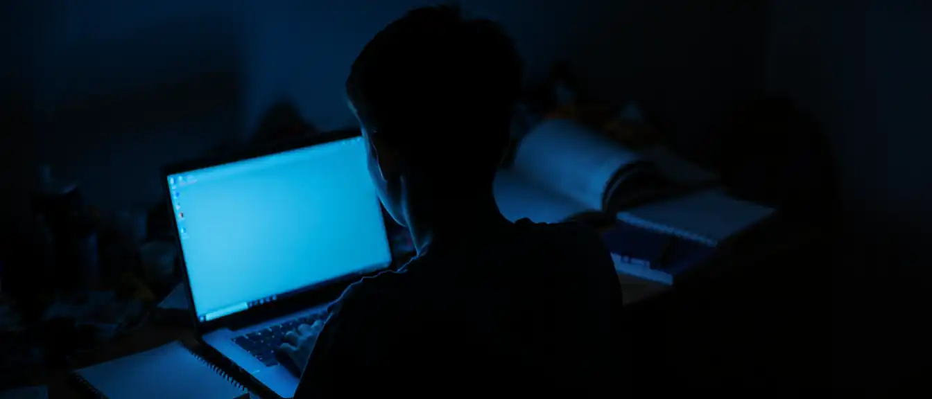Скрытность и агрессия в сети: как распознать опасную интернет-зависимость у подростка