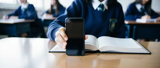 Ученикам предложили сменить смартфоны на учебники ради высоких баллов на экзаменах